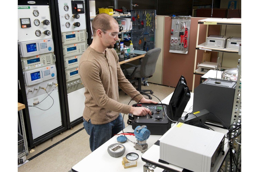 Fluke 3130-G2M Portable Pressure Calibra — gallery