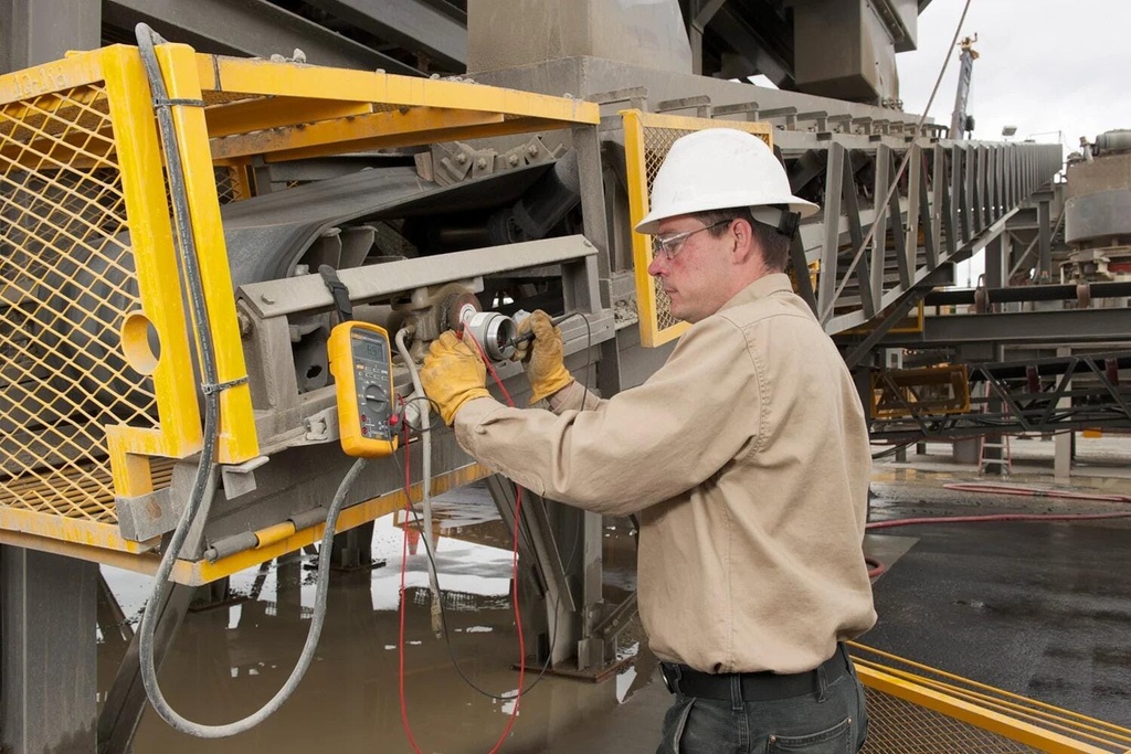 Fluke 28 II Rugged Digital Multimeter — gallery