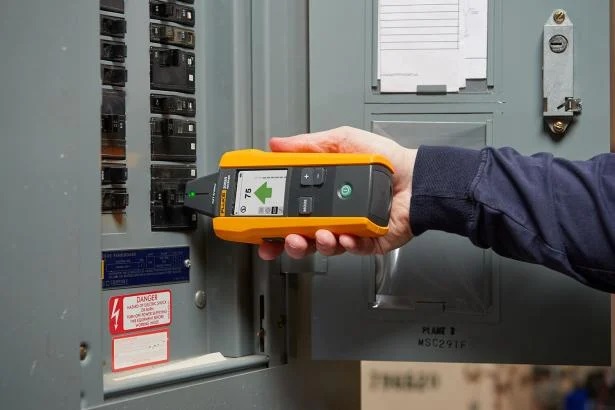 Fluke 2062 Advanced Pro Wire Tracer Kit w/Hard Carrying Case